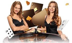 Dealer live studio Sic Bo di platform dragon slot dengan wadah dadu transparan dan kamera HD